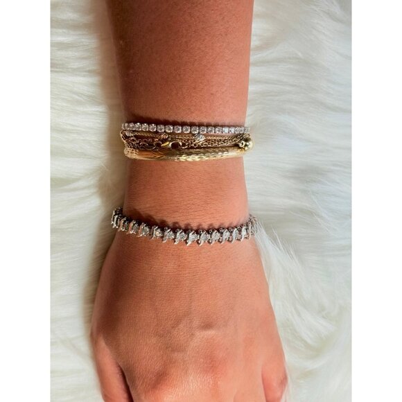 10K White Gold Diamond Tennis Bracelet (Missing 1 Diamond) - Picture 8 of 9